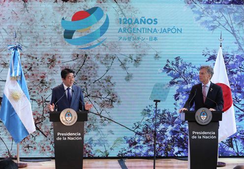 Photograph of the Prime Minister delivering his remarks at the closing ceremony of the 120th Anniversary of the Establishment of Diplomatic Relations between Japan and Argentina (2)