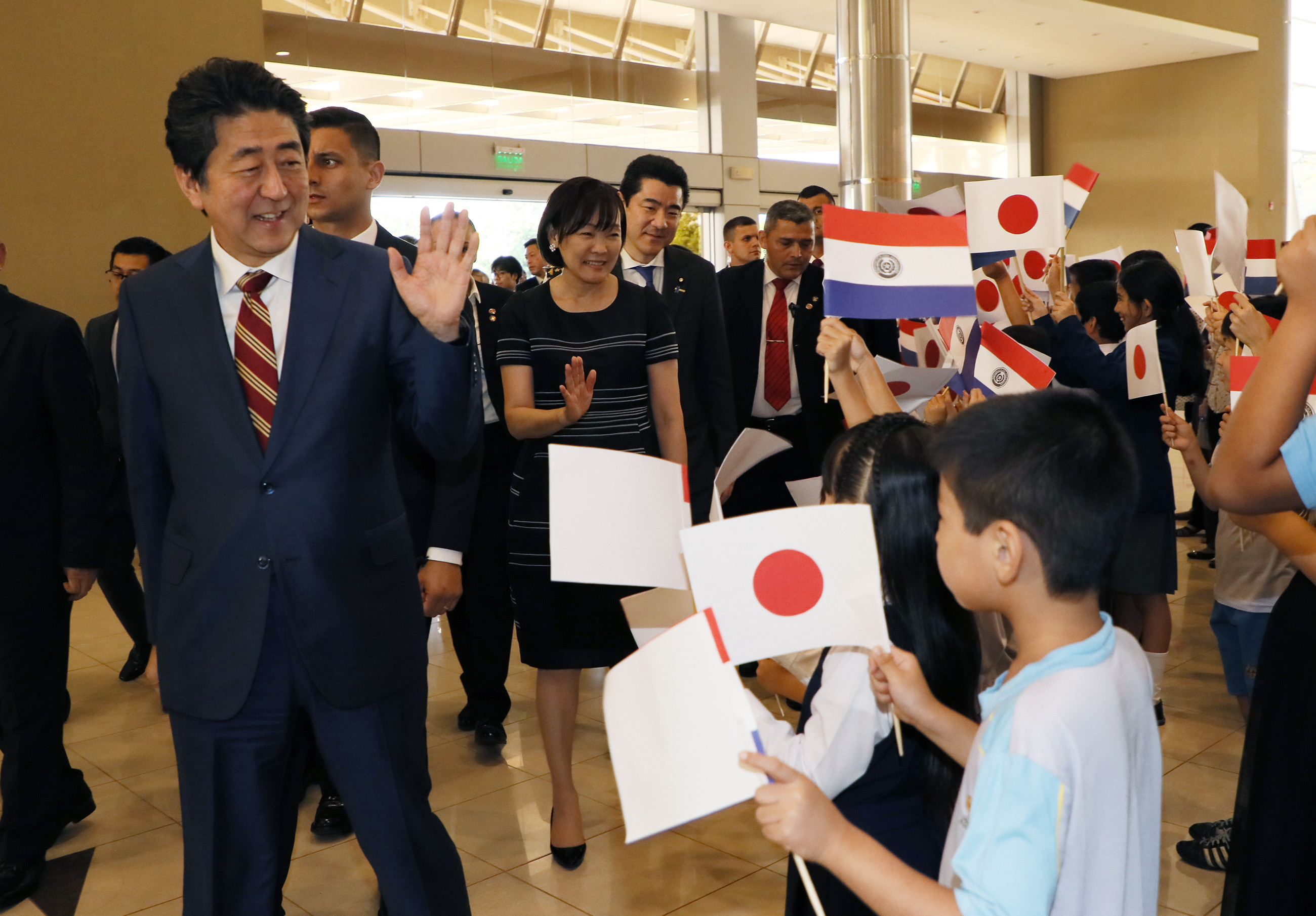 Photograph of the Prime Minister speaking with Japanese-Paraguayans and Japanese nationals living in Paraguay