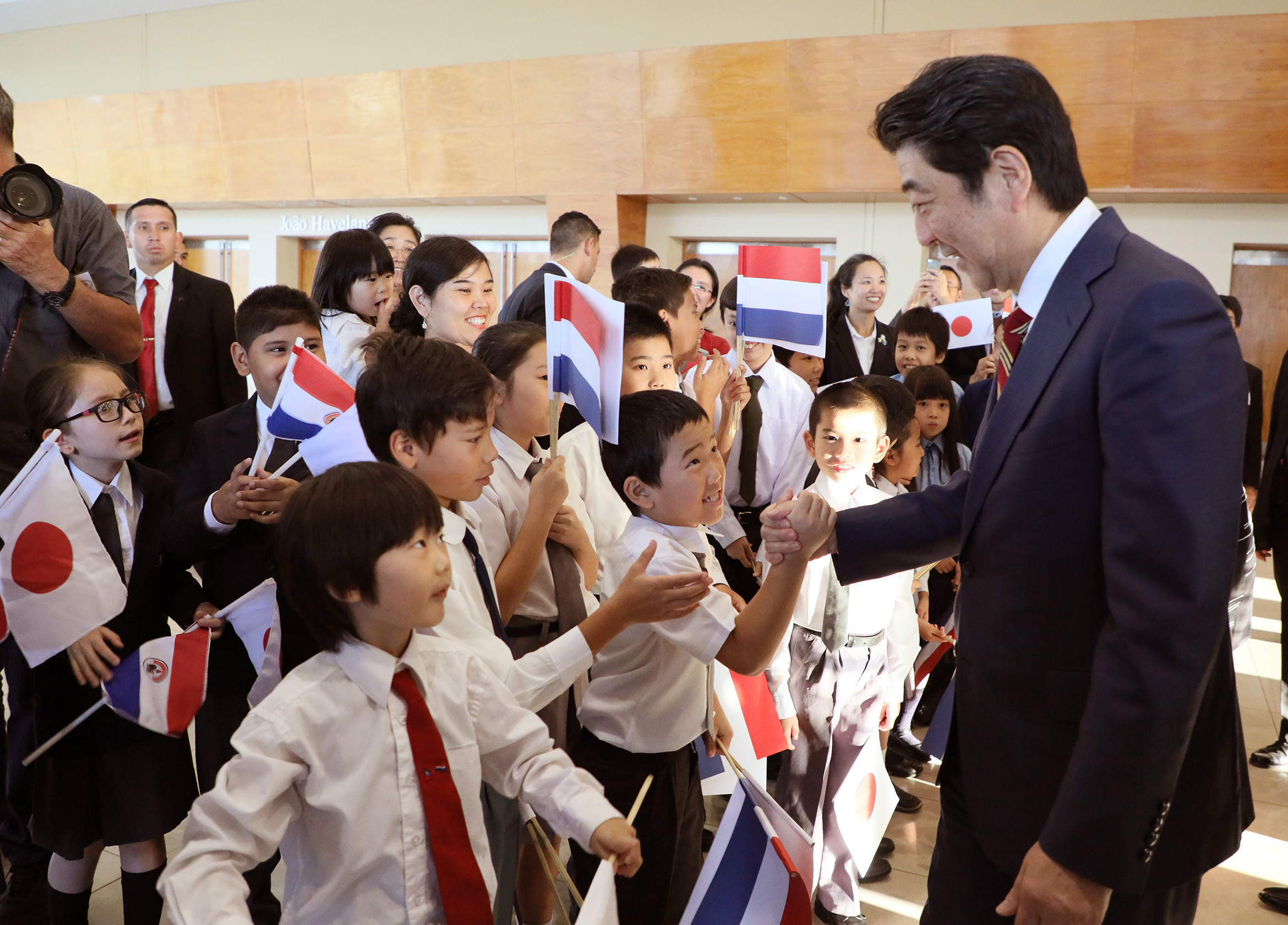 Photograph of the Prime Minister speaking with Japanese-Paraguayans and Japanese nationals living in Paraguay