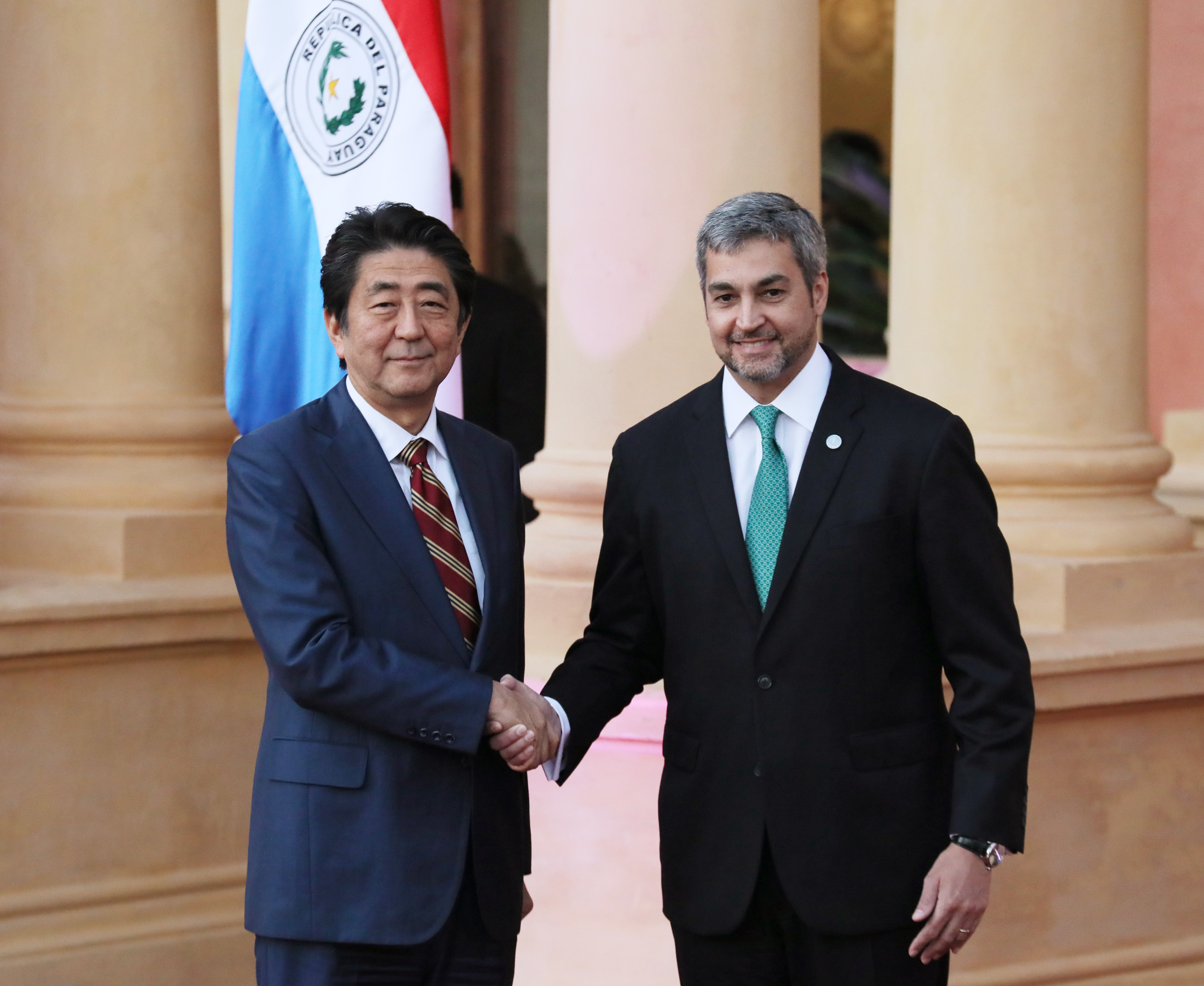 Photograph of the Prime Minister shaking hands with the President of Paraguay