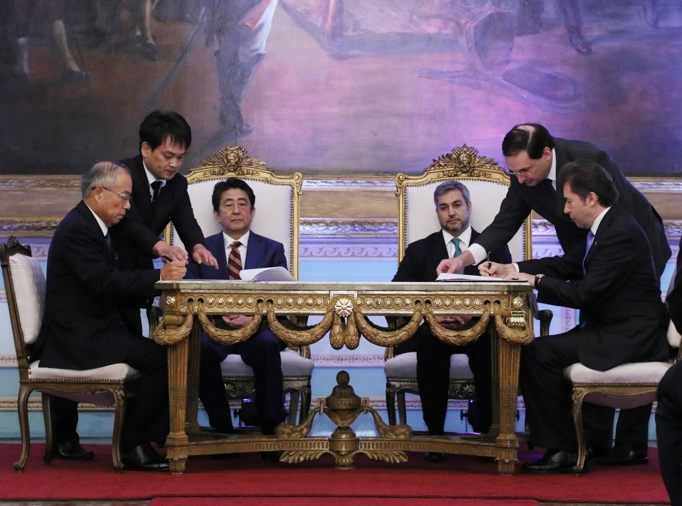 Photograph of the two leaders attending the signing ceremony
