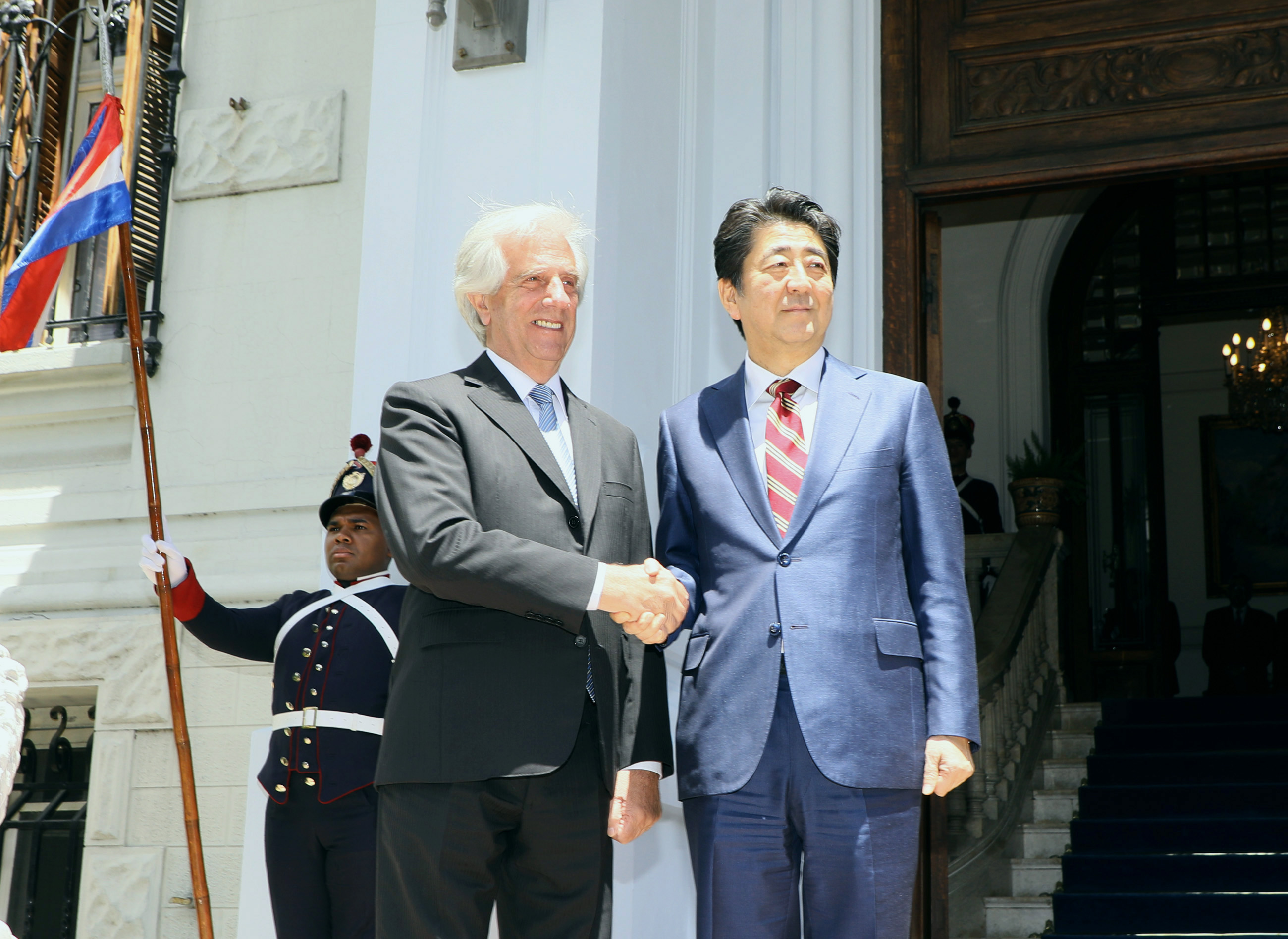 Photograph of the Prime Minister shaking hands with the President of Uruguay