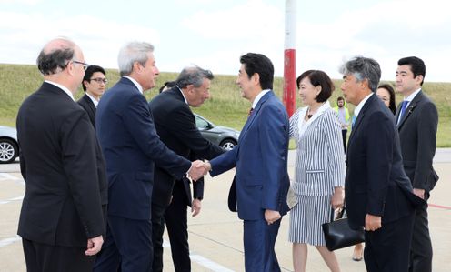 Photograph of the Prime Minister arriving in Uruguay