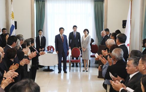 Photograph of the Prime Minister speaking with Japanese-Uruguayans and Japanese nationals living in Uruguay 