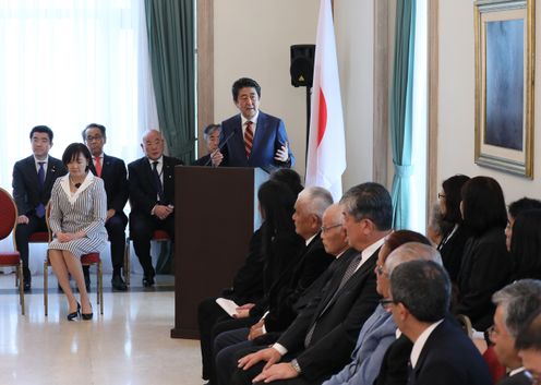 Photograph of the Prime Minister speaking with Japanese-Uruguayans and Japanese nationals living in Uruguay 