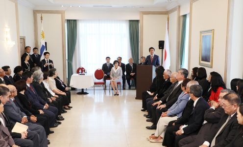 Photograph of the Prime Minister speaking with Japanese-Uruguayans and Japanese nationals living in Uruguay 