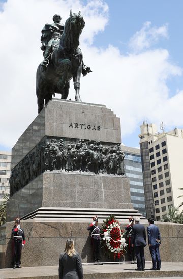 Photograph of the Prime Minister offering flowers at Independence Square