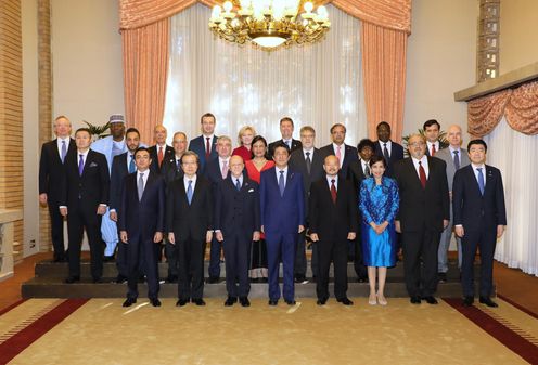 Photograph of the Prime Minister attending a commemorative photograph session