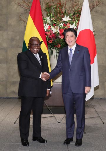 Photograph of the Prime Minister welcoming the President of Ghana