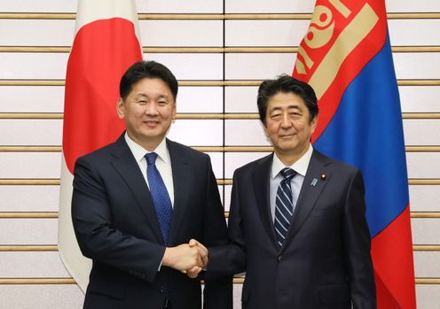 Photograph of the leaders shaking hands