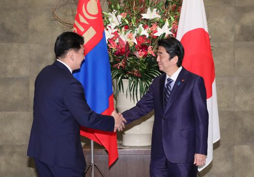 Photograph of the Prime Minister welcoming the Prime Minister of Mongolia