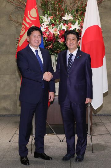 Photograph of the Prime Minister welcoming the Prime Minister of Mongolia