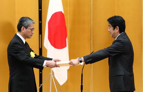 Photograph of the Prime Minister presenting a certificate of award