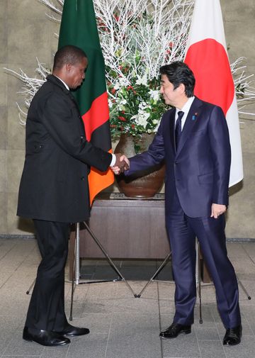 Photograph of the Prime Minister welcoming the President of Zambia