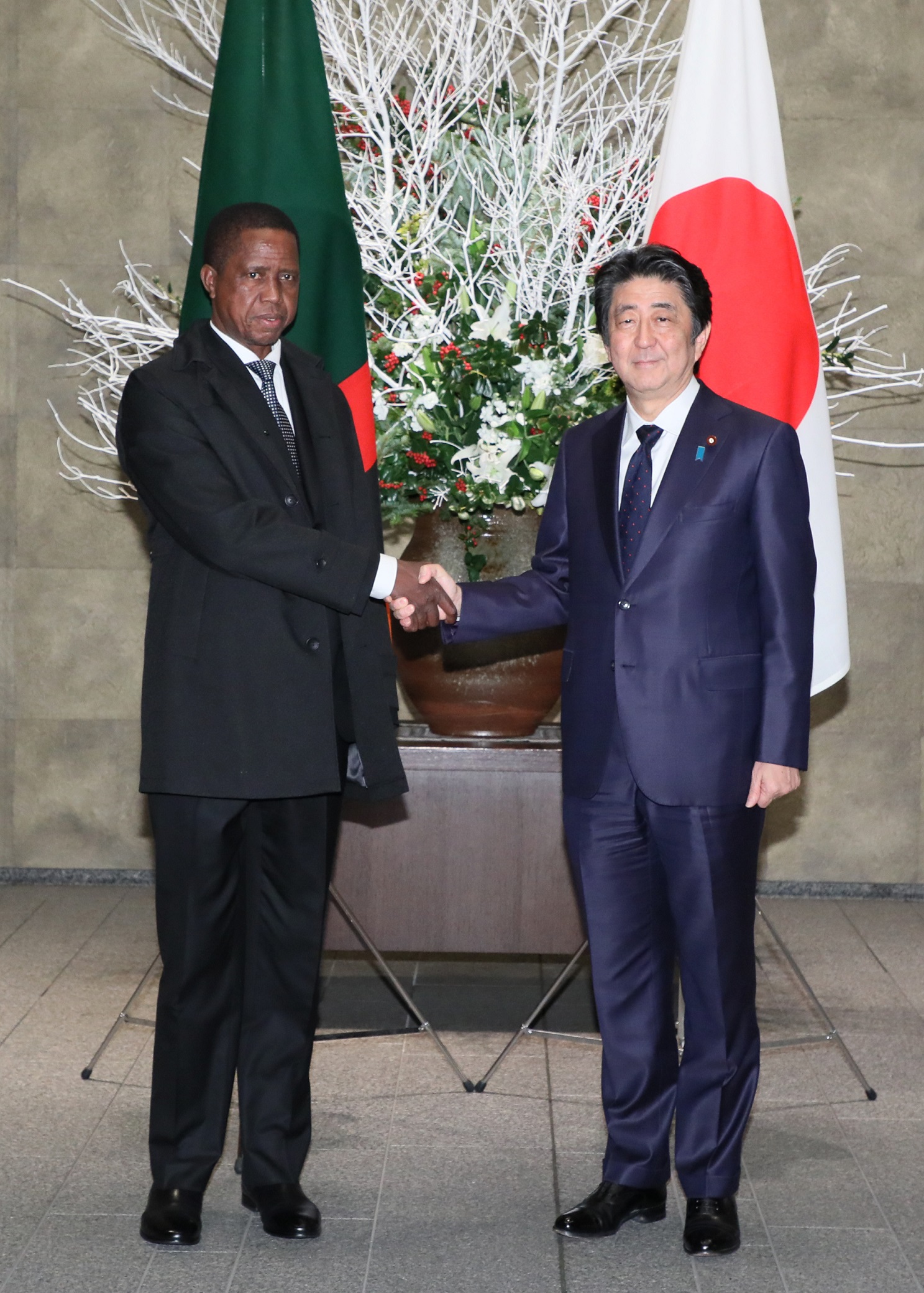 Photograph of the Prime Minister welcoming the President of Zambia