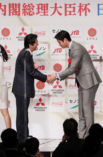 Photograph of the Prime Minister shaking hands with Mr. Ohtani