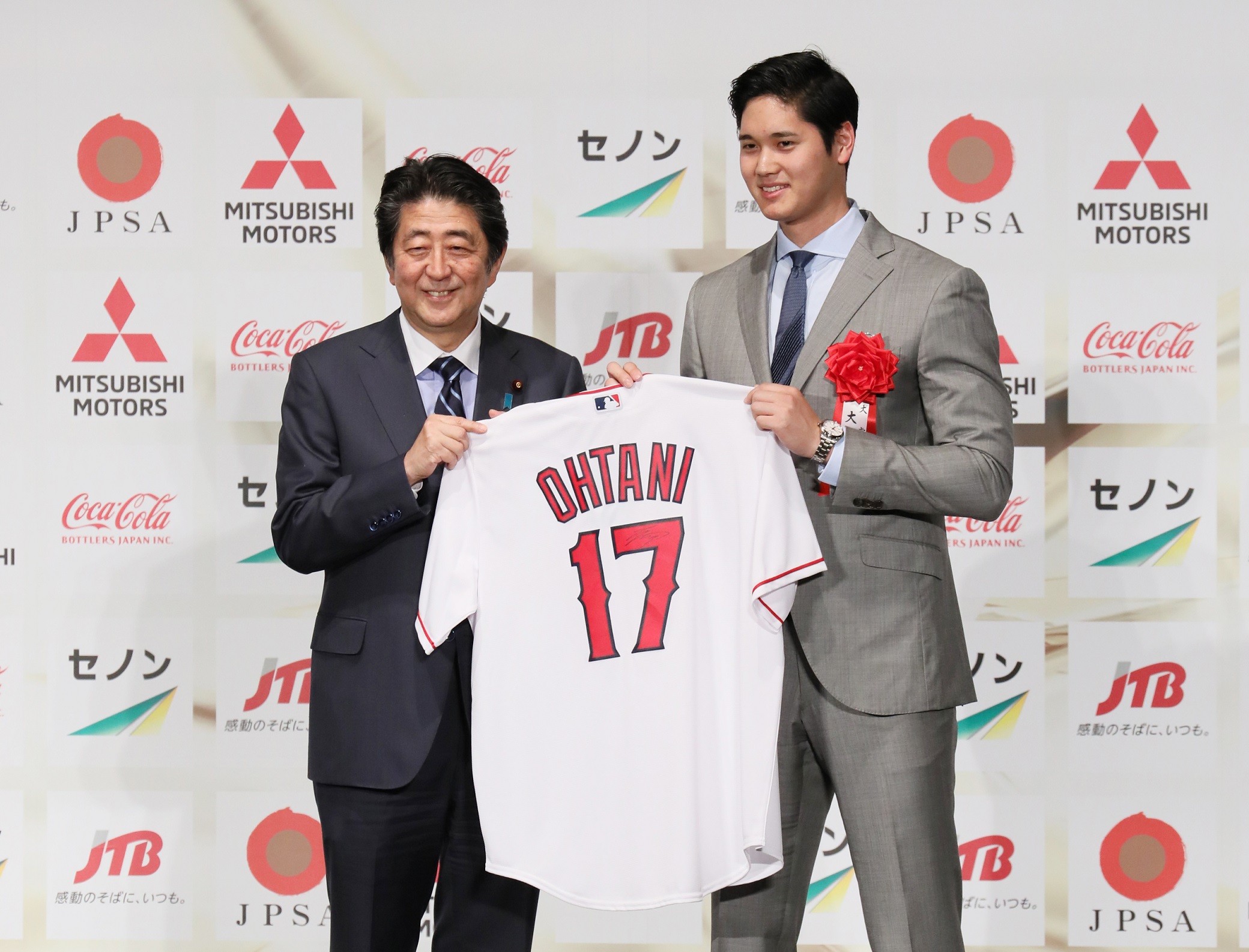 Photograph of the Prime Minister receiving a commemorative gift from Mr. Ohtani