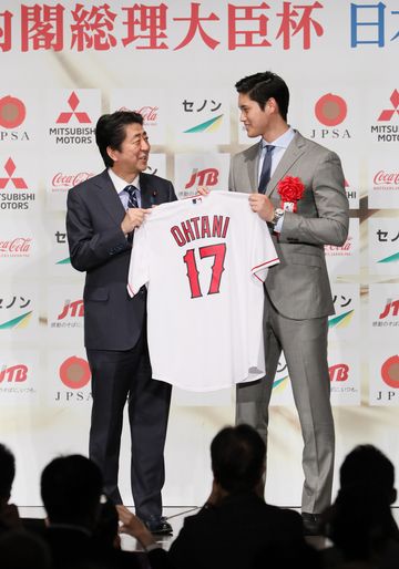 Photograph of the Prime Minister receiving a commemorative gift from Mr. Ohtani