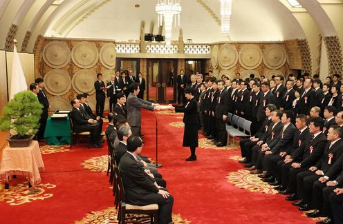 Photograph of the Prime Minister presenting a certificate of award