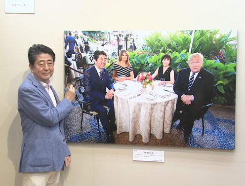 Photograph of the Prime Minister visiting the photo exhibition