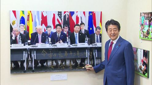 Photograph of the Prime Minister visiting the photo exhibition