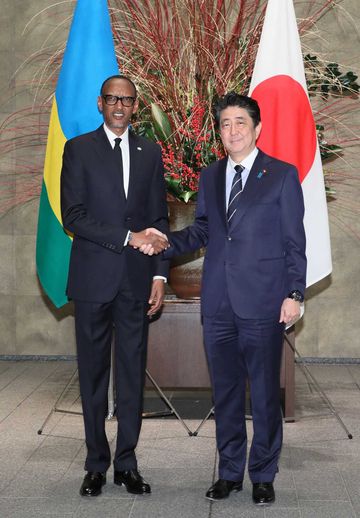 Photograph of the Prime Minister welcoming the President of Rwanda