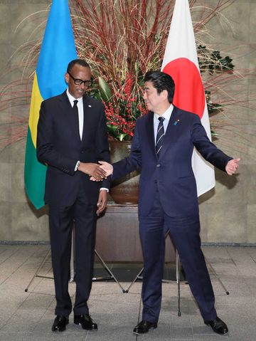 Photograph of the Prime Minister welcoming the President of Rwanda