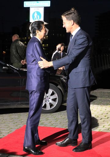 Photograph of the Prime Minister being welcomed by the Prime Minister of the Netherlands