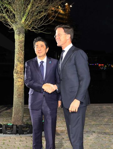 Photograph of the Prime Minister being welcomed by the Prime Minister of the Netherlands