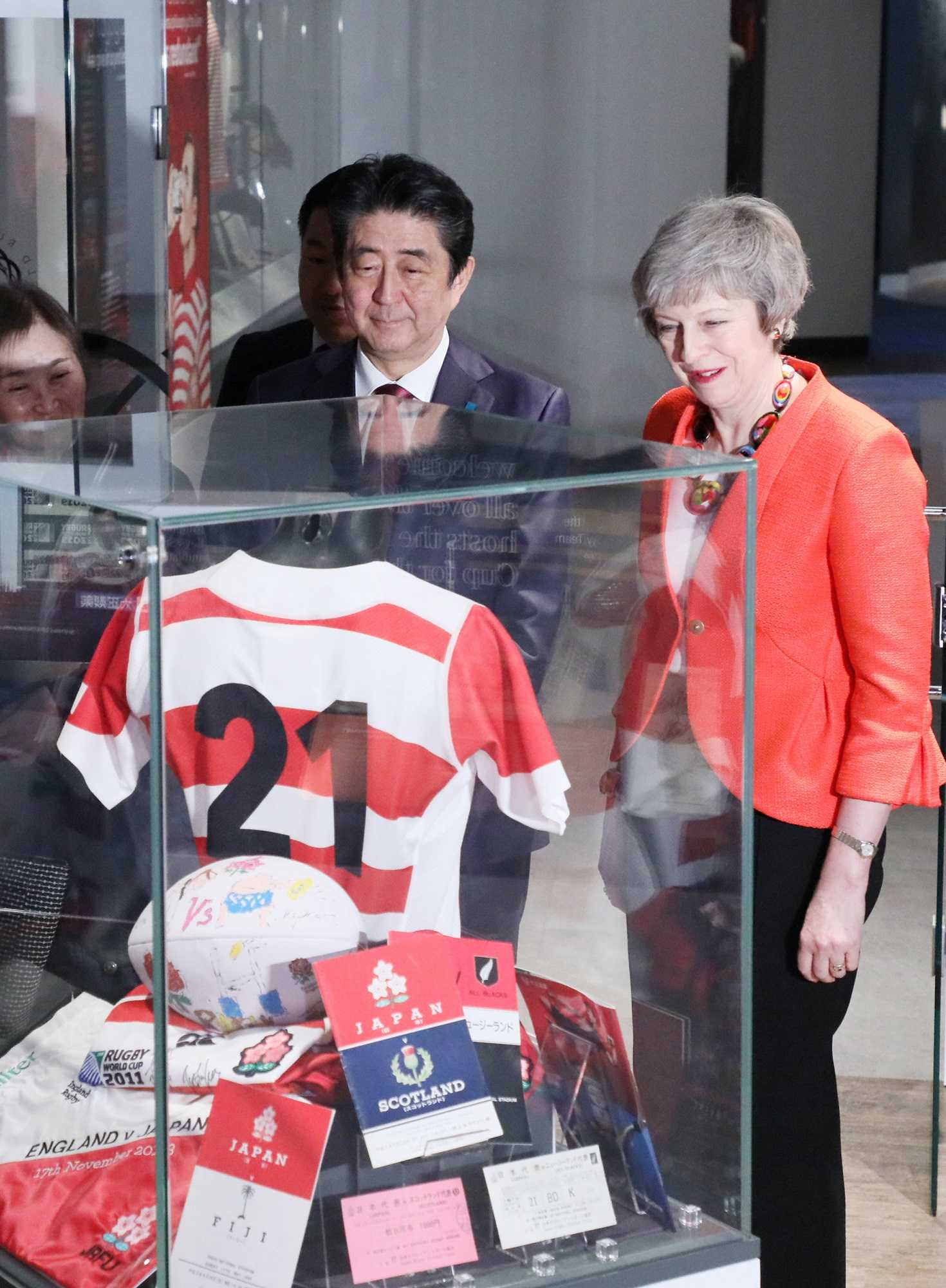 Photograph of the Prime Minister visiting the special exhibition on Japanese rugby
