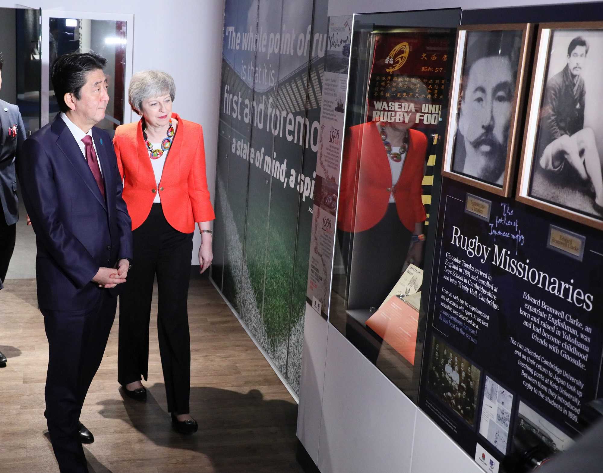 Photograph of the Prime Minister visiting the special exhibition on Japanese rugby