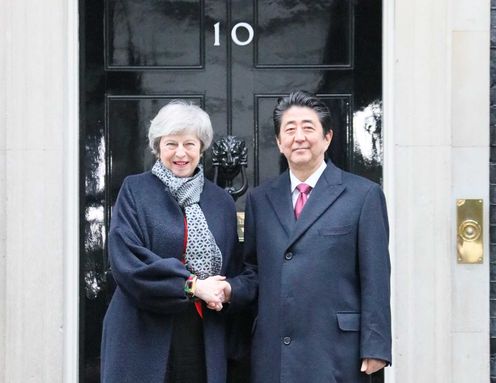 Photograph of the leaders shaking hands