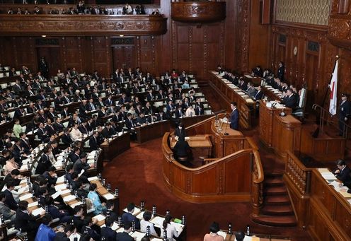 Photograph of the Prime Minister delivering a policy speech during the plenary session of the House of Representatives