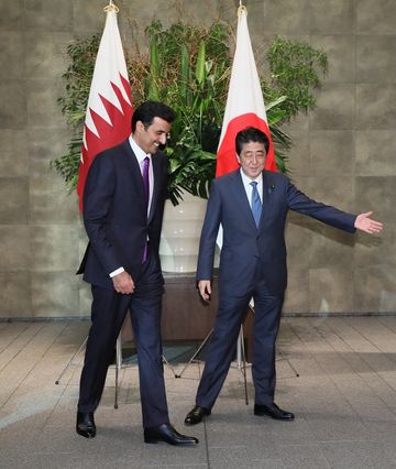 Photograph of the Prime Minister welcoming the Amir of Qatar