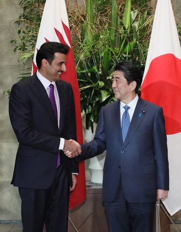 Photograph of the Prime Minister welcoming the Amir of Qatar