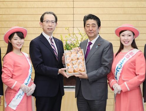 Photograph of the Prime Minister being presented with Anpo persimmons