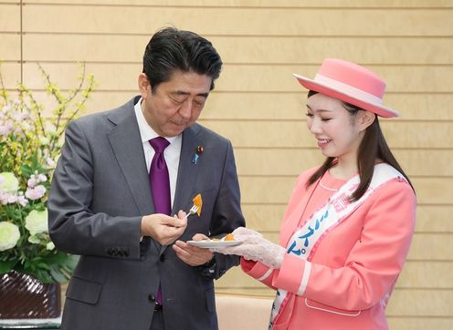 Photograph of the Prime Minister being presented with Anpo persimmons