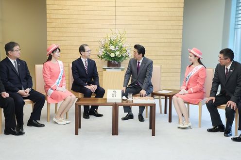 Photograph of the Prime Minister being presented with Anpo persimmons