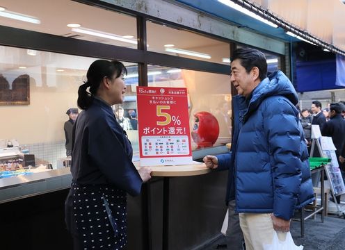 Photograph of the Prime Minister making a purchase using a prepaid electronic money card