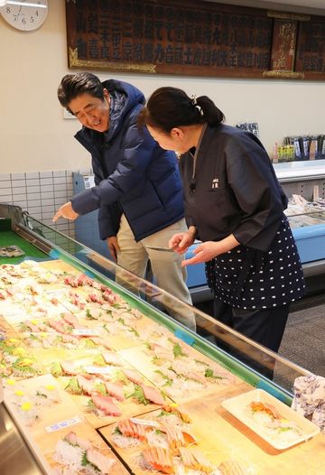 Photograph of the Prime Minister making a purchase using a prepaid electronic money card