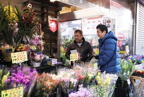 Photograph of the Prime Minister making a purchase using the QR code payment system