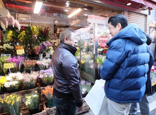 Photograph of the Prime Minister making a purchase using the QR code payment system