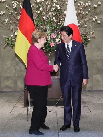 Photograph of the Prime Minister welcoming the Federal Chancellor of Germany