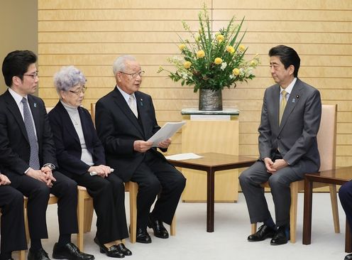 Photograph of the Prime Minister holding the meeting