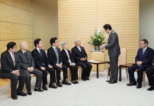 Photograph of the Prime Minister holding the meeting