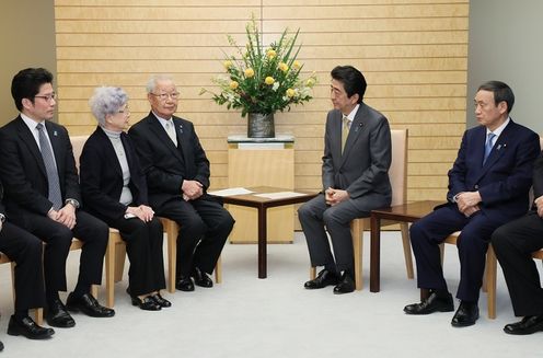 Photograph of the Prime Minister holding the meeting