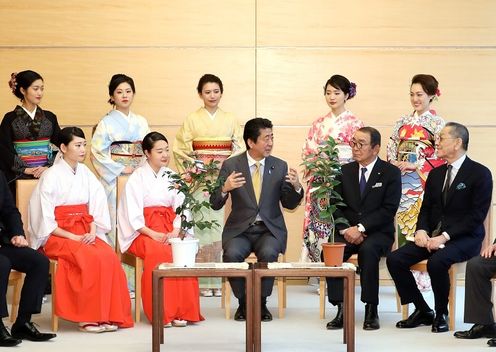 Photograph of the Prime Minister being presented with Kurume camellias