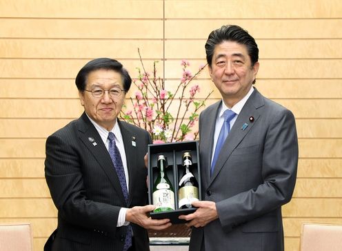 Photograph of the Prime Minister being presented with the agricultural products