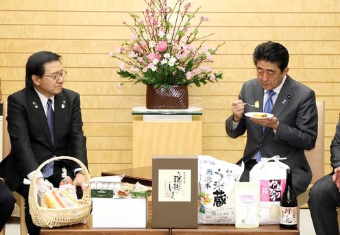 Photograph of the Prime Minister being presented with the agricultural products