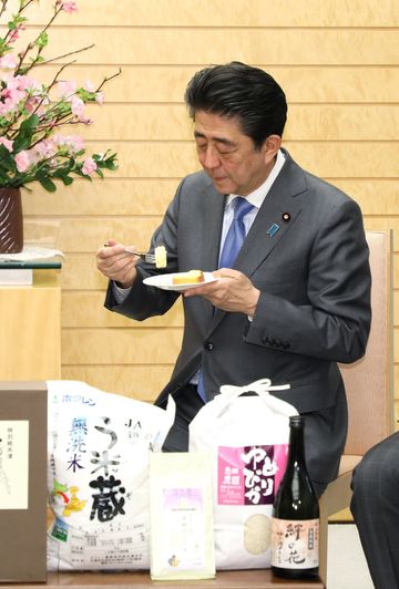 Photograph of the Prime Minister being presented with the agricultural products